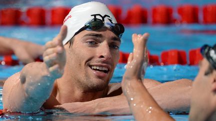 Le Fran&ccedil;ais Camille Lacourt savoure sa victoire aux Mondiaux de natation de Barcelone (Espagne), lors du 50 m dos en individuel, le 4 ao&ucirc;t 2013. (FRANCOIS XAVIER MARIT / AFP)