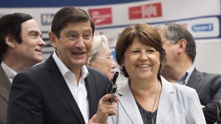 Patrick Kanner et Martine Aubry, se préparant à lancer un semi-marathon à Lille, le 6 septembre 2014. (DENIS CHARLET / AFP)