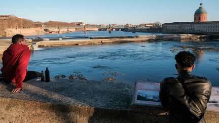 Dans le Sud-Ouest, la Garonne présente un débit d'un tiers du niveau normal pour la saison à cause de la sécheresse, à Toulouse (Haute-Garonne) le 20 février 2023. (PATRICK BATARD / HANS LUCAS / VIA AFP)