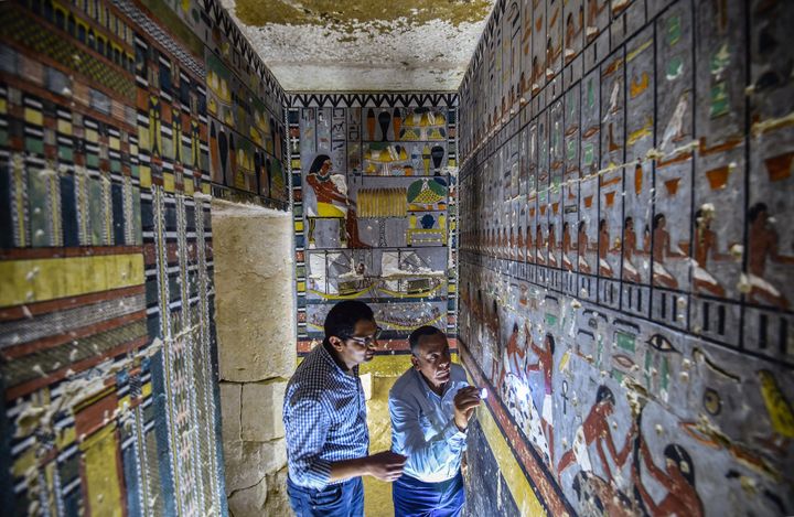 Mohamed Mujahid (à gauche), chef de la mission égyptienne qui a découvert la tombe "Khewi" à Saqqara, inspecte les lieux. 
 (Mohamed el-Shahed / AFP)
