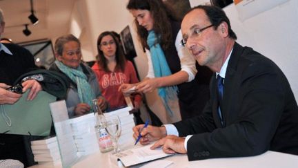 François Hollande dans une librairie à Bordeaux (24/11/2011) (PIERRE ANDRIEU / AFP)