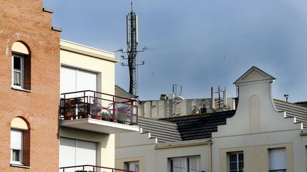 Une antenne-relais &agrave; Marcq-en-Bar&oelig;ul (Nord), le 5 novembre 2011. (MAXPPP)