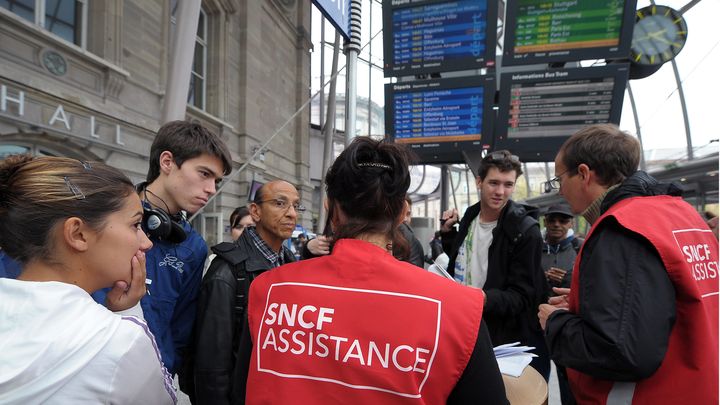 La loi sur le service garanti dans les transports en commun oblige les entreprises &agrave; mieux informer les usagers en cas de gr&egrave;ve. (FREDERICK FLORIN / AFP)