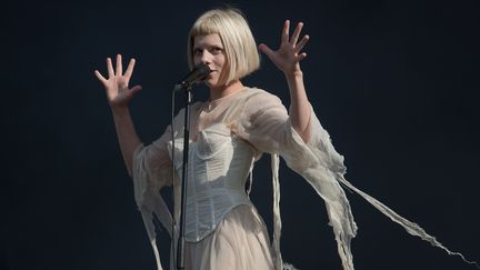 La chanteuse Aurora, l'air malicieux, lors de son show à Rock en Seine, le 28 août.&nbsp; (DAVID WOLFF - PATRICK / REDFERNS)