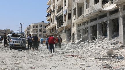 Des bâtiments endommagés après un&nbsp;bombardement, le 2 août 2018, à&nbsp;Idlib&nbsp;en Syrie. (AHMED RAHHAL / ANADOLU AGENCY / AFP)