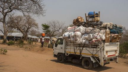 Tous voudraient rentrer au pays au plus vite, avant la saison des pluies. Après il sera trop tard et il faudra attendre un an de plus. Il s’agit de retrouver un lopin de terre et surtout de reconstruire une maison, souvent incendiée durant la guerre civile. Selon le dernier recensement ils seraient 500 candidats au retour.
 (Amos Gumulira/AFP)