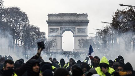 Des "gilets jaunes" à Paris, le 8 décembre 2018, pendant l'acte IV de leur mobilisation. (SAMEER AL-DOUMY / AFP)