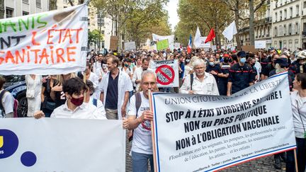 Des infirmiers et des pompiers participent à une manifestation contre le pass sanitaire et l'obligation vaccinale qui concerne leurs professions, le 11 septembre 2021, à Paris. (PIERRE LARRIEU / HANS LUCAS / AFP)