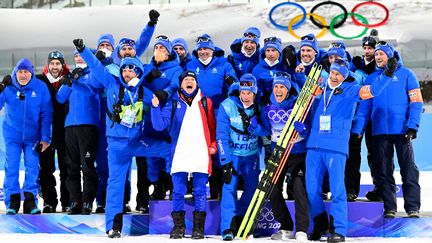 Quentin Fillon Maillet, (2e à droite au premier rang) est devenu vice-champion olympique de sprint (10 km) vendredi 11 février, aux JO-2022 de Pékin, derrière le Norvégien Johannes Boe, sur le site de Zhangjiakou (Chine). (TOBIAS SCHWARZ / AFP)