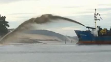 Gironde : opération de réensablement dans le bassin d'Arcachon