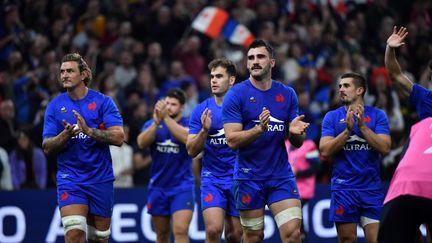 La série continue pour les hommes de Fabien Galthié ! En battant les champions du monde en titre sud-africains 30-26, le XV de France signe sa douzième victoire consécutive et améliore à nouveau son record. La rencontre a été marquée par une intensité rare : deux cartons rouges et cinq protocoles commotion. Thomas Ramos s’est illustré en signant un magnifique 7/8 au pied. Pour les Beus, les marqueurs d’essai ont été Cyril Baille (21’) et Sipili Falatea (74’). Le troisième ligne Anthony Jelonch a été désigné homme du match.