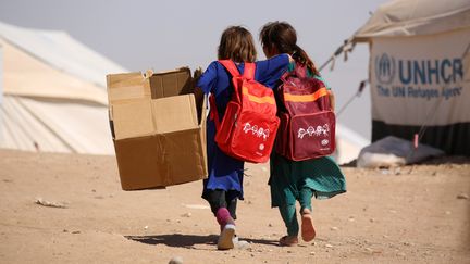 Deux fillettes dans un camp de réfugiés, en Syrie, le 28 septembre 2016. (DELIL SOULEIMAN / AFP)