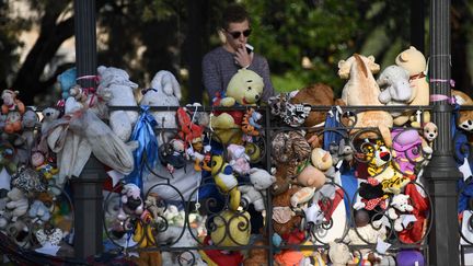 Des peluches ont été déposées sous un kiosque de Nice, en hommage aux victimes de l'attentat du 14 juillet 2016 sur la promenade des Anglais. (ANNE-CHRISTINE POUJOULAT / AFP)