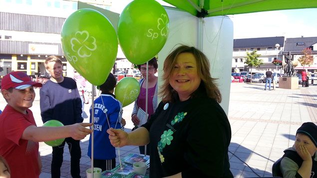 &nbsp; (Cecilie Hansen, maire de Kirkenes, distribue les tracts et les sourires © Benjamin Illy / RF)