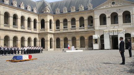 Emmanuel Macron face au cercueil de Simone Veil, dans la cour des Invalides, à Paris le 5 juillet 2017.&nbsp; (MICHEL EULER / AFP)