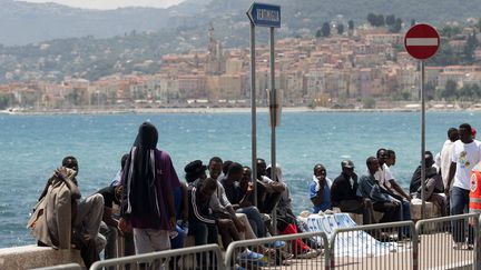 Des migrants attendent à Vintimille, à la frontière franco-italienne, en juin 2015. (ERIC VINCETTE / AFP)