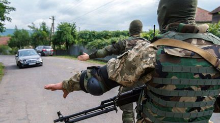 Après la rixe entre les forces de l'ordre et les membres du parti ultranationaliste Pravy Sektor, les militaires ukrainiens recherchent activement ces derniers, retranchés dans les montagnes des Carpates. (ALEXANDER ZOBIN / AFP)