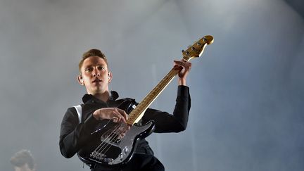 Le musicien Oliver Sim, membre du trio The XX, sur scène en Allemagnde, le 10 septembre 2017. (BRITTA PEDERSEN / DPA)