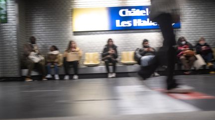 La station Châtelet-Les Halles du réseau de métro et de RER, à Paris, le 29 novembre 2022. (ALINE MORCILLO / HANS LUCAS / AFP)