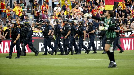 Les forces de police présentes à Bollaert, samedi 18 septembre. (JEAN CATUFFE / JEAN CATUFFE)