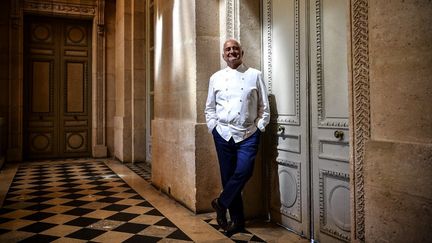 Le chef Guy Savoy dans son restaurant La Monnaie, à Paris, le 19 mai 2020. (CHRISTOPHE ARCHAMBAULT / AFP)