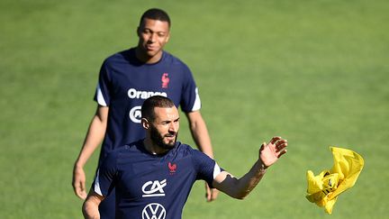 Karim&nbsp;Benzema et Kylian Mbappé, à l'entraînement à Clairefontaine le 31 mai 2021 (FRANCK FIFE / AFP)