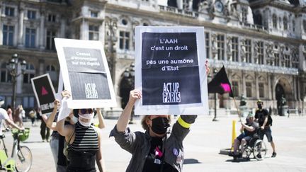 Une manifestation en faveur de la déconjugalisation de l'AAH, le 13 juin 2021 à Paris. (FIORA GARENZI / HANS LUCAS / AFP)