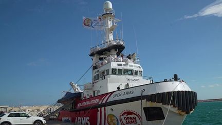 Un bateau va emprunter une route maritime pour apporter des produits répondant aux besoins de base à Gaza, en proie à la famine.