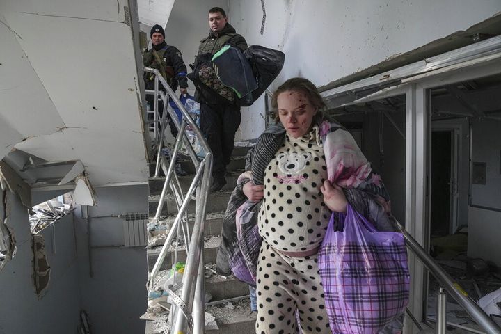 Marianna Podgourskaïa, une femme enceinte ukrainnienne évacuée de la maternité de Marioupol,&nbsp;bombardée le 9 mars 2022. (EVGENIY MALOLETKA / AP)