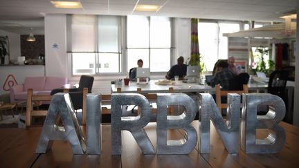 Dans les locaux d'Airbnb à Paris, le 21 avril 2015.&nbsp; (MARTIN BUREAU / AFP)