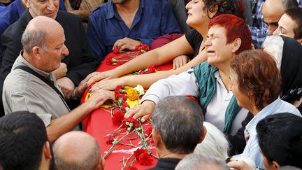 Des proches des victimes du double attentat d'Ankara (Turquie) pleurent leurs disparus le 11 octobre 2015. (UMIT BEKTAS / REUTERS)