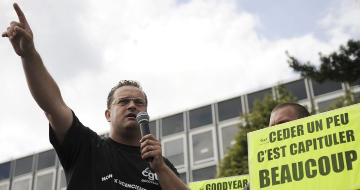 Le d&eacute;l&eacute;gu&eacute; syndical CGT-Goodyear, Micka&euml;l Wamen, devant le si&egrave;ge du groupe &agrave; Rueil-Malmaison (Hauts-de-Seine),&nbsp;le 11 juin 2009. (MAXPPP)