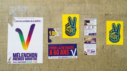 Affiches sur un mur dans le 20e arrondissement de Paris, appelant à voter pour la Nouvelle Union Populaire Ecologique et Sociale, en juin dernier. (Photo d'illustration) (AMAURY CORNU / HANS LUCAS)