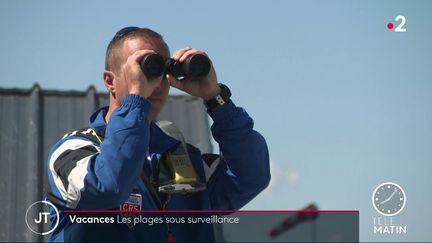 Un CRS surveillant la plage. (France 2)