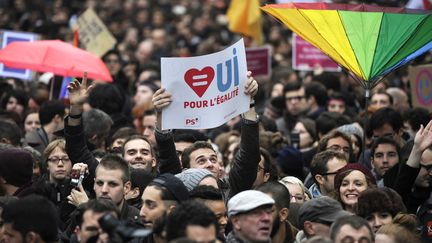 Une manifestation en faveur du mariage des homosexuels, le 16 d&eacute;cembre 2012, &agrave; Paris. (FRED DUFOUR / AFP)