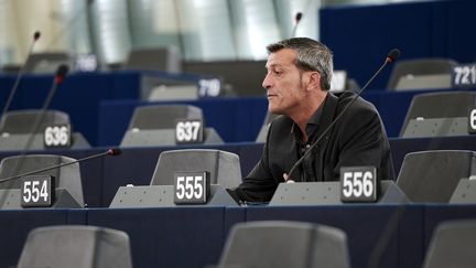 L'eurod&eacute;put&eacute; Edouard Martin prend place dans l'h&eacute;micycle, derri&egrave;re son pupitre 555, le 30 juin 2014, &agrave; la veille de la premi&egrave;re session pl&eacute;ni&egrave;re du nouveau Parlement europ&eacute;en, &agrave; Strasbourg (Bas-Rhin).&nbsp; (FREDERICK FLORIN / AFP)