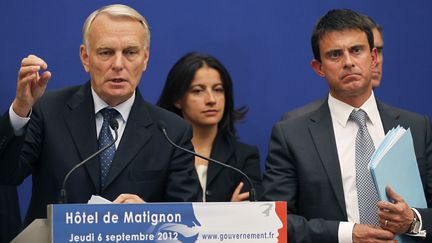 Le Premier ministre Jean-Marc Ayrault, ici accompagn&eacute; des ministres C&eacute;cile Duflot et Manuel Valls, &eacute;nonce les mesures d&eacute;cid&eacute;es pour endiguer les violence &agrave; Marseille, jeudi 6 septembre &agrave; Paris. (CHARLES PLATIAU / REUTERS)