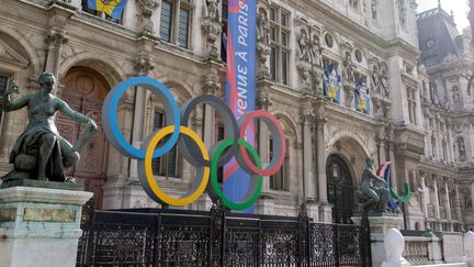 Les anneaux des Jeux olympiques de Paris 2024 sur le parvis de l'hôtel de ville, le 10 mai 2023. (BRUNO LEVESQUE / MAXPPP)