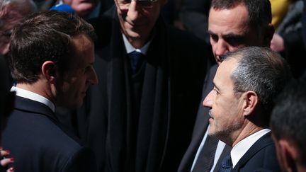 Emmanuel Macron parle avec le président du Conseil exécutif de Corse, Gilles Simeoni et le président de l'Assemblée de Corse, Jean-Guy Talamoni, le 7 février 2018,&nbsp;à Bastia. (HAMILTON DE OLIVEIRA / AFP)