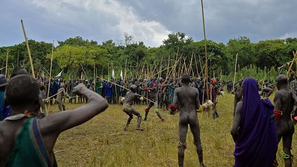 se retrouvent alors dans un champ pour s’affronter. Quelques-uns parfois se peignent le corps avec de l'argile pour mieux impressionner leurs adversaires. (Carl de Souza / AFP)