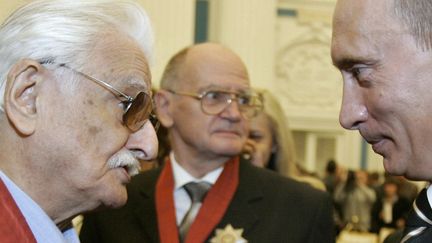 Le cinéaste Marlen Khoutsiev avec Vladimir Poutine en 2006, lors d'une cérémonie de remise de médailles dans le domaine des sciences et de la culture, à Moscou.
 (DMITRI ASTAKHOV / ITAR-TASS / AFP)