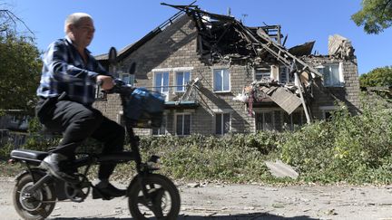 Un homme passe devant un bâtiment ravagé par une frappe dans la région de Donetsk, dans l'est de l'Ukraine, le 27 septembre 2023. (AFP)