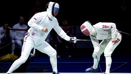 Lors des championnats d'Europe 2019 en Allemagne, un combat entre un escrimeur russe et escrimeur danois. (MARIUS BECKER / DPA)