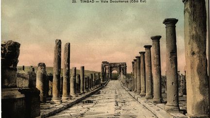 Sur le versant nord des Aurès, Timgad fut créée ex nihilo, en 100 apr. J.-C., par l’empereur Trajan comme colonie militaire. Avec ses colonnes, son arc de triomphe, son enceinte carrée et son plan orthogonal commandé par le cardo et le decumanus, les deux voies perpendiculaires qui traversaient la ville, c’est un exemple parfait d’urbanisme romain. (Selva/Leemage )