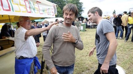 Nicolas Hulot, accueilli samedi 9 juillet à un meeting contre le futur aéroport Grand-Ouest par des épluchures. (AFP - Jean-Sébastien Evrard)