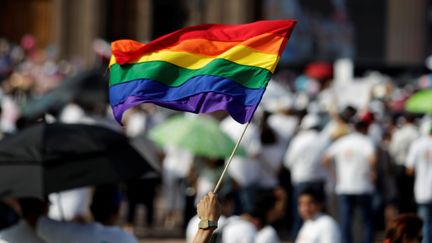 Le drapeau arc-en-ciel de la communauté LGBT (homosexuelle, bisexuelle et transgenre),&nbsp;à Mexico (Mexique), le 10 septembre 2016. (DANIEL BECERRIL / REUTERS)