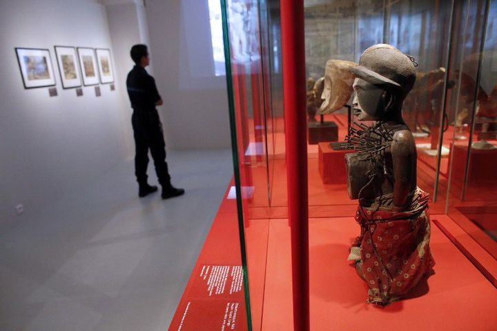 Un surveillant du Centre pénitentiaire Sud-Francilien visite l'exposition "Le Voyage" conçue par des détenus au sein de l'établissement.
 (THOMAS SAMSON / AFP)