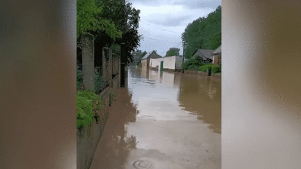 Des pluies torrentielles se sont abattues en fin de journée, dimanche 12 mai, sur la commune d'Héninel, dans le Pas-de-Calais. Elles ont provoqué une impressionnante coulée de boue. Les précipitations ont également frappé des communes de l'Aisne. (France 2)