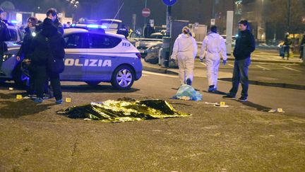 La dépouille d'Anis Amri gît à proximité de la gare routière de Milan où il a été abattu par deux policiers italiens. (DANIELE BENNATI / DPA)