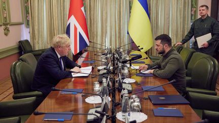 Le Premier ministre Boris Johnson rencontre le président ukrainien Volodymyr Zelensky à Kiev (Ukraine), le 9 avril 2022.&nbsp; (STRINGER / UKRAINIAN PRESIDENTIAL PRESS SERVICE / AFP)